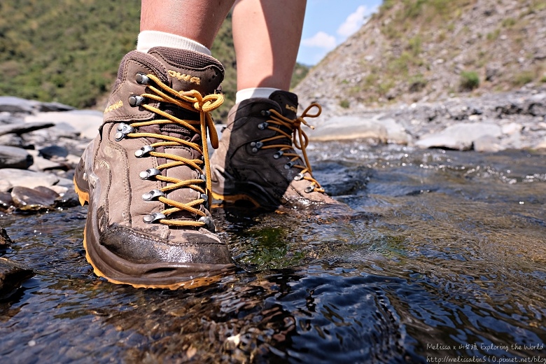 山道具 推薦lowa Renegade Goretex Mid 高筒防水女款登山鞋 心得分享 Melissa X 山女孩exploring The World 痞客邦