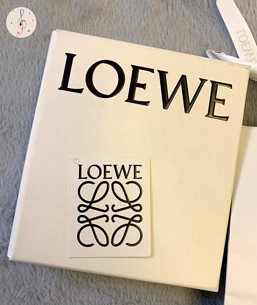 LOEWE Anagram trifold wallet in pebble grain calfskin-6.jpg