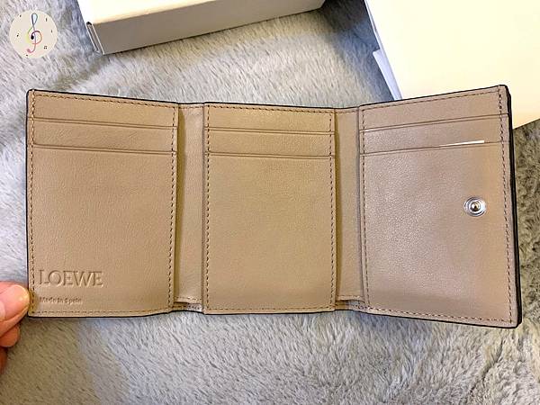 LOEWE Anagram trifold wallet in pebble grain calfskin-7.jpg