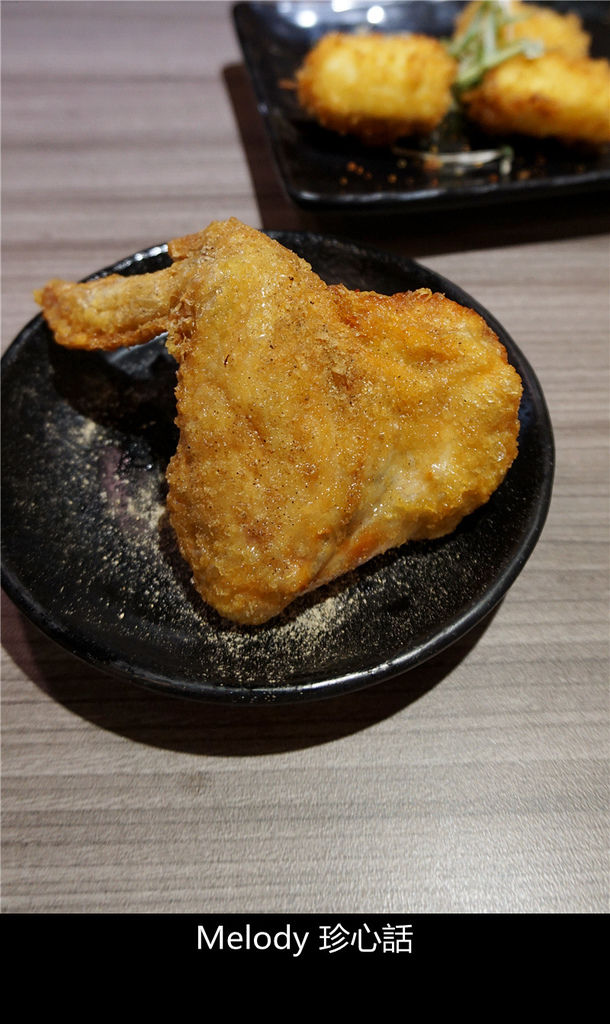 1013 信川屋博多豚骨拉麵店 炸雞翅.jpg