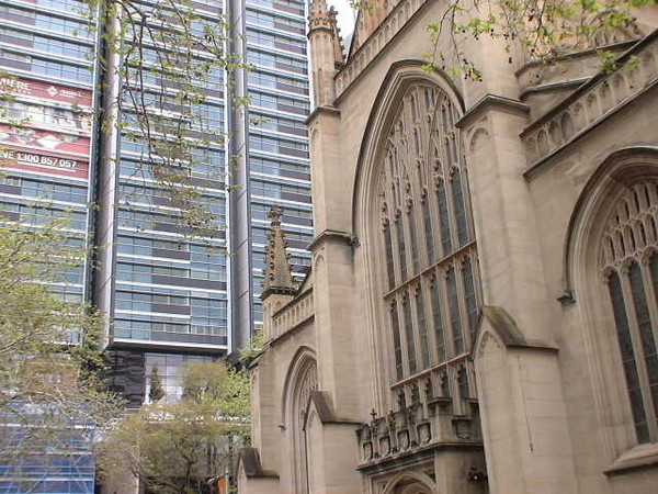 聖安德魯教堂與現在建築對比
