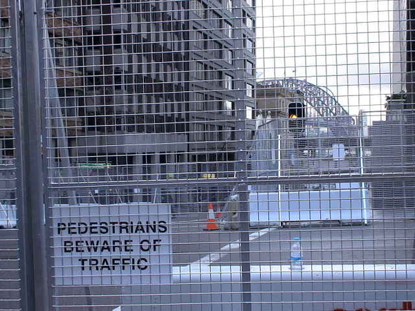 圍籬中的雪梨大橋 XD