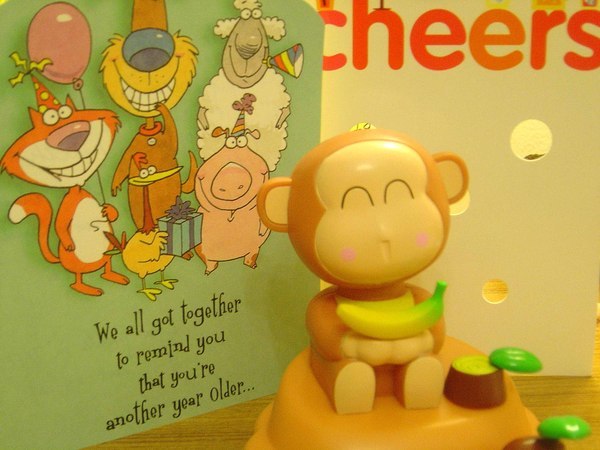 生日卡片和可愛的小猴子