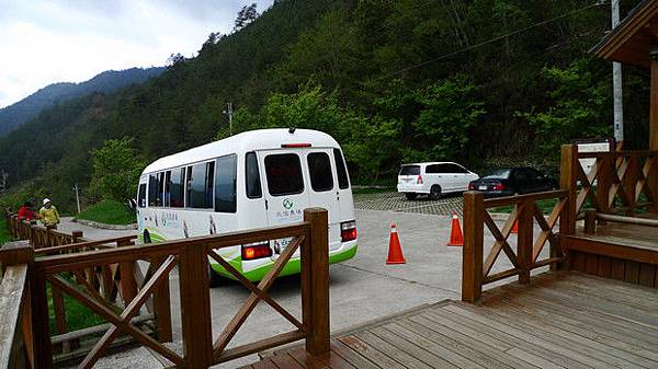 武陵賓館的北谷遊園巴士開到雪山登山口服務站