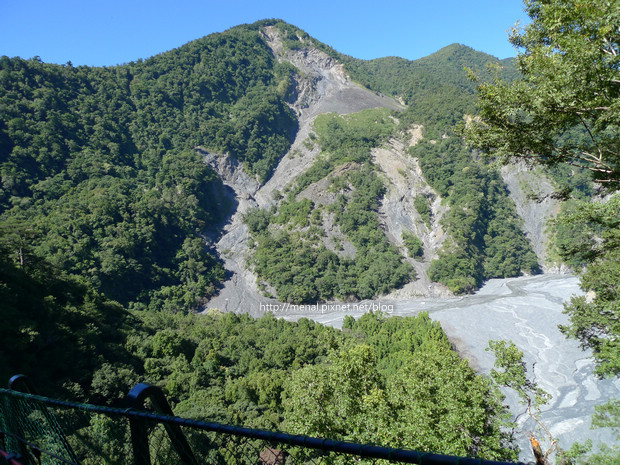 吊橋與溪谷