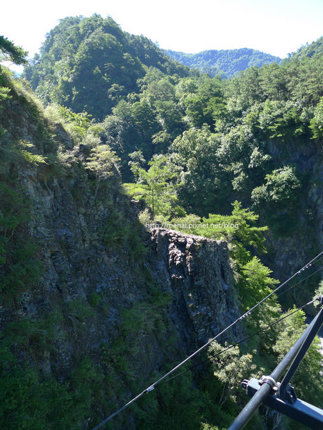 吊橋上望見陡峭的山壁