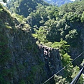吊橋上望見陡峭的山壁