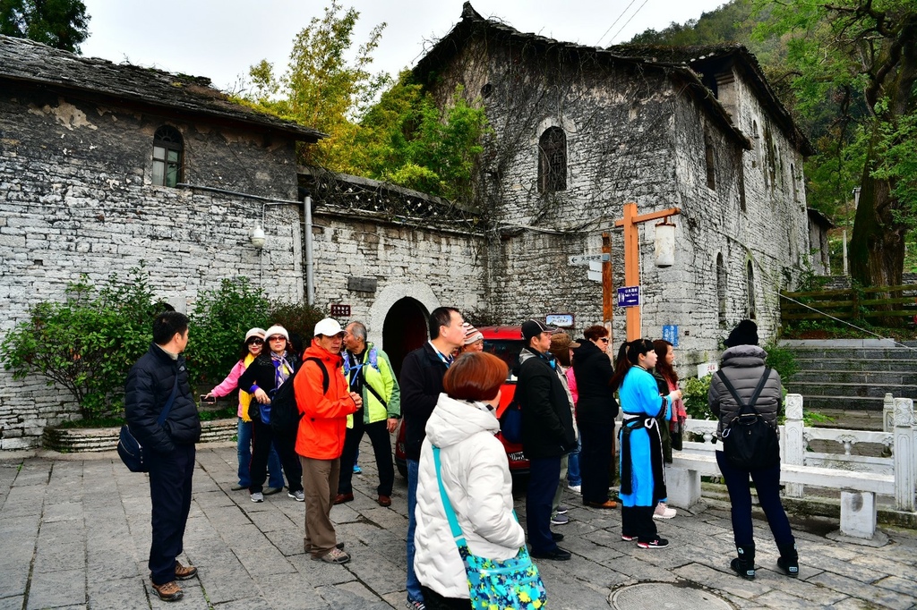 天龍屯堡居民日常街景與石板路