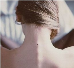 19后脖有痣