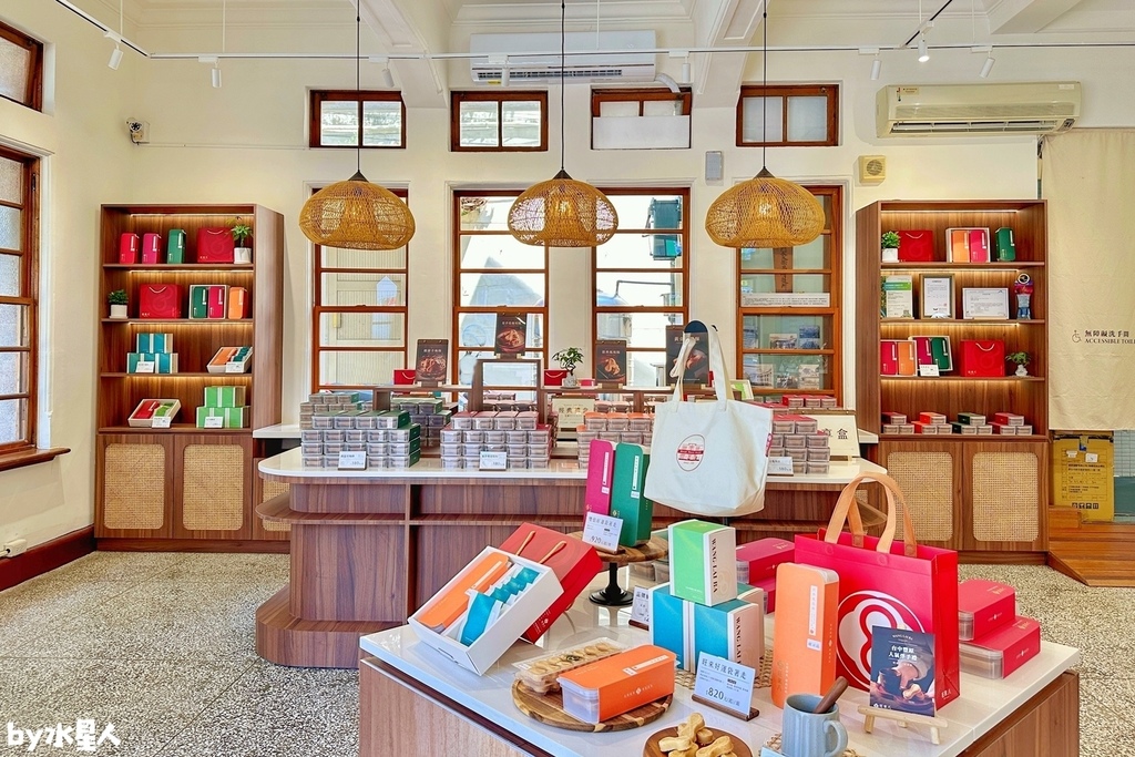 派出所賣鳳梨酥？全台首創8字鳳梨酥，試吃直接給整塊，國寶茶咖