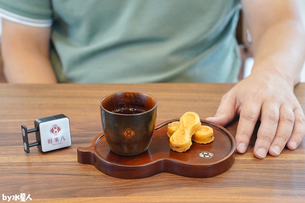 派出所賣鳳梨酥？全台首創8字鳳梨酥，試吃直接給整塊，國寶茶咖