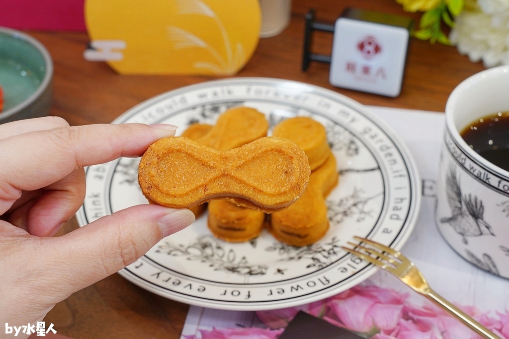 派出所賣鳳梨酥？全台首創8字鳳梨酥，試吃直接給整塊，國寶茶咖