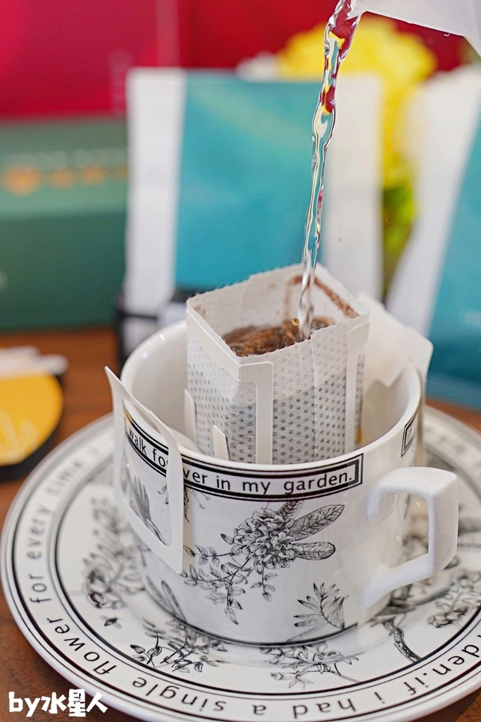 派出所賣鳳梨酥？全台首創8字鳳梨酥，試吃直接給整塊，國寶茶咖