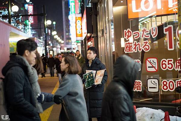 在街頭招呼客人的接待員