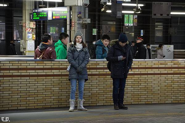 等著列車互不相識的人們