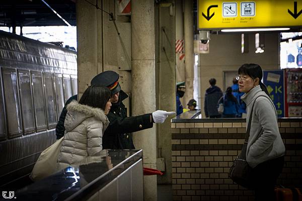 幫忙指引路線的車長