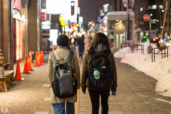 深夜札幌的行人