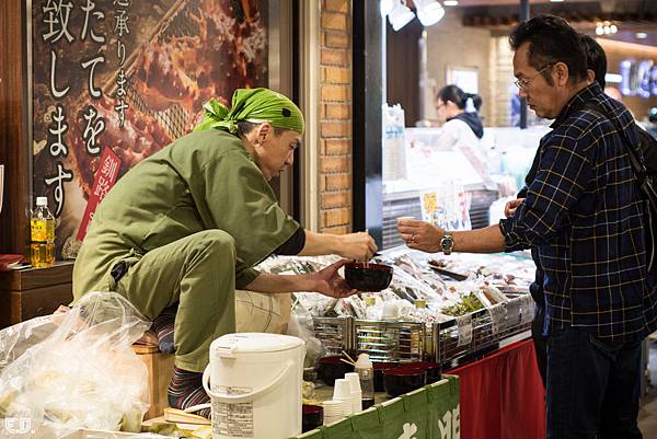 正在為客人服務的攤販老闆