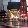 大阪 街道 下雨