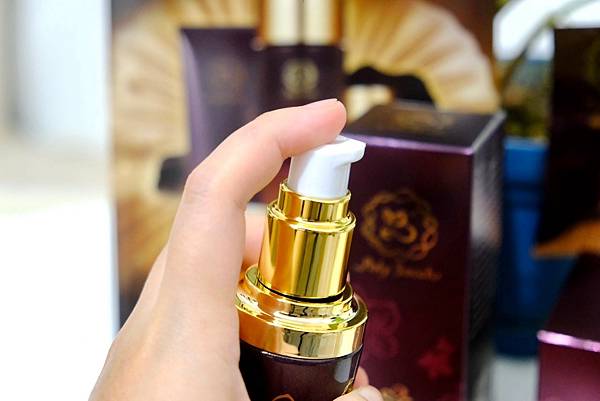 黑蘭極皙儷緻潤澤修護精華:讓肌膚逆齡,保濕亮白一步到位的奢華