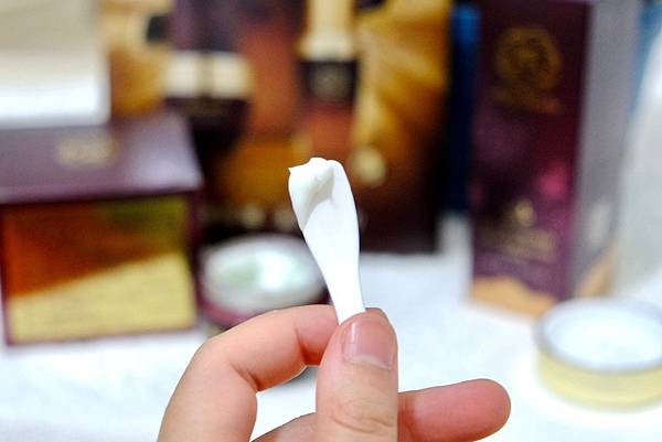 黑蘭極皙儷緻潤澤修護精華:讓肌膚逆齡,保濕亮白一步到位的奢華