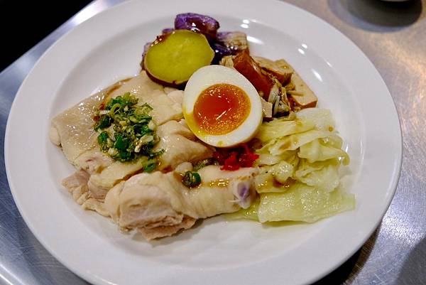 下班必吃!佑香雞肉飯的「銷魂飯」和「雞腿飯」超滿足,搭配清爽
