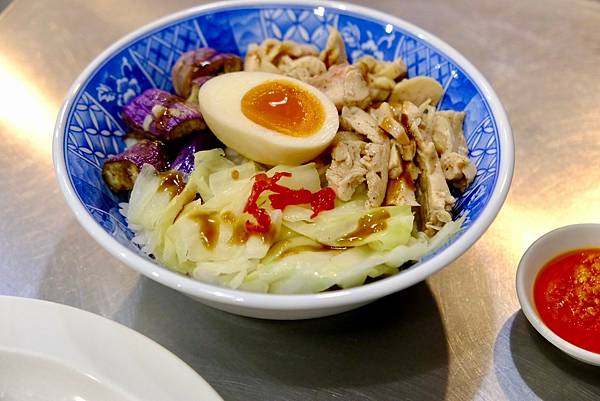 下班必吃!佑香雞肉飯的「銷魂飯」和「雞腿飯」超滿足,搭配清爽