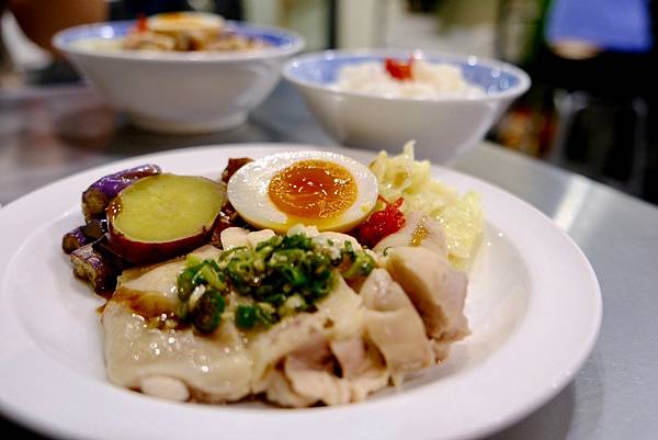 下班必吃!佑香雞肉飯的「銷魂飯」和「雞腿飯」超滿足,搭配清爽