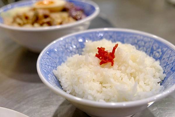 下班必吃!佑香雞肉飯的「銷魂飯」和「雞腿飯」超滿足,搭配清爽