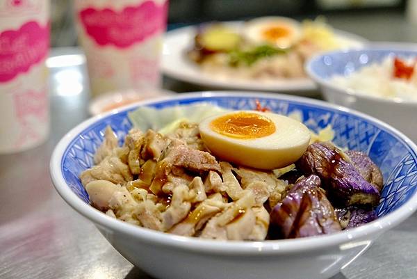 下班必吃!佑香雞肉飯的「銷魂飯」和「雞腿飯」超滿足,搭配清爽