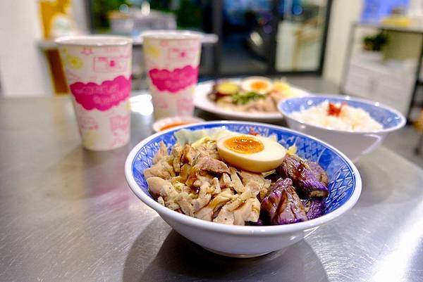 下班必吃!佑香雞肉飯的「銷魂飯」和「雞腿飯」超滿足,搭配清爽