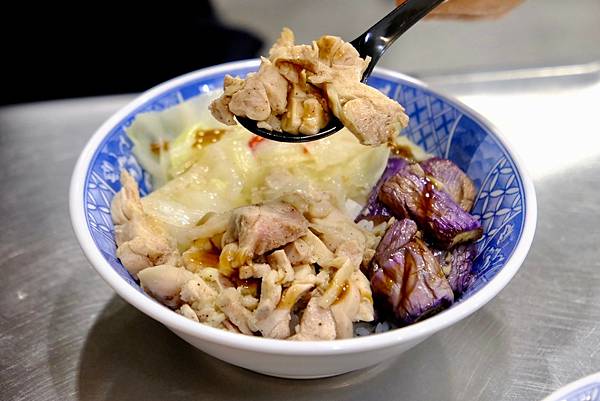 下班必吃!佑香雞肉飯的「銷魂飯」和「雞腿飯」超滿足,搭配清爽