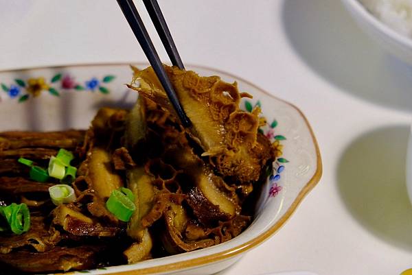 新店美食寶藏|灼酌牛肉湯鍋清燉甘甜,牛筋滷味與燥飯齊聚,口感