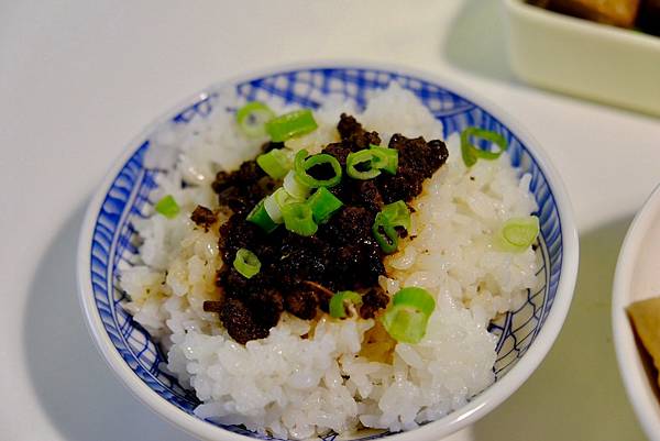 新店美食寶藏|灼酌牛肉湯鍋清燉甘甜,牛筋滷味與燥飯齊聚,口感