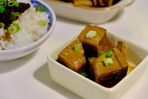 新店美食寶藏|灼酌牛肉湯鍋清燉甘甜,牛筋滷味與燥飯齊聚,口感