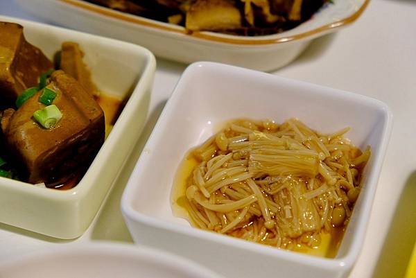 新店美食寶藏|灼酌牛肉湯鍋清燉甘甜,牛筋滷味與燥飯齊聚,口感