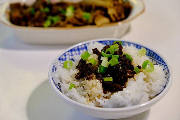 新店美食寶藏|灼酌牛肉湯鍋清燉甘甜,牛筋滷味與燥飯齊聚,口感