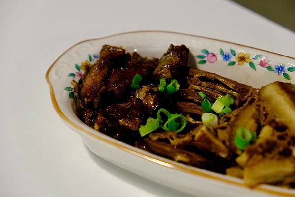 新店美食寶藏|灼酌牛肉湯鍋清燉甘甜,牛筋滷味與燥飯齊聚,口感