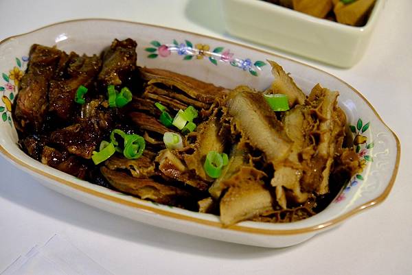 新店美食寶藏|灼酌牛肉湯鍋清燉甘甜,牛筋滷味與燥飯齊聚,口感