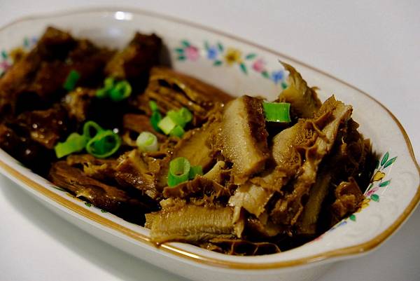 新店美食寶藏|灼酌牛肉湯鍋清燉甘甜,牛筋滷味與燥飯齊聚,口感