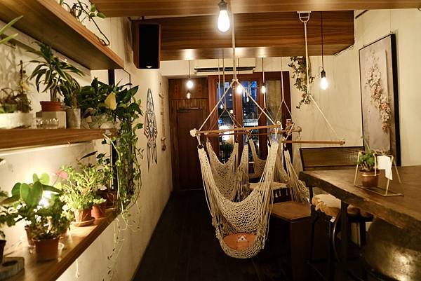 隱藏在東區的何方小院!體驗溫馨餐酒館的重乳酪蛋糕、松露蟹肉蛋