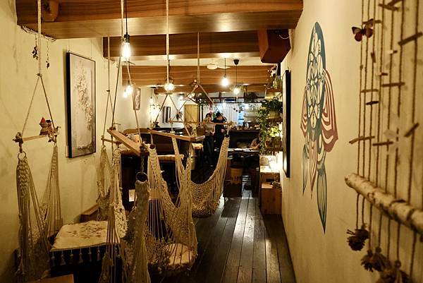 隱藏在東區的何方小院!體驗溫馨餐酒館的重乳酪蛋糕、松露蟹肉蛋