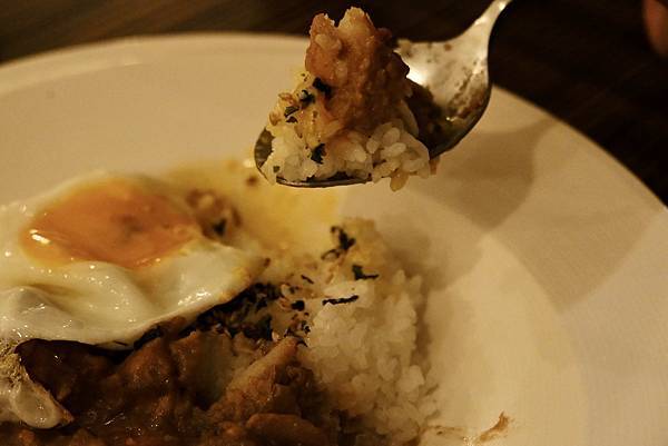 隱藏在東區的何方小院!體驗溫馨餐酒館的重乳酪蛋糕、松露蟹肉蛋