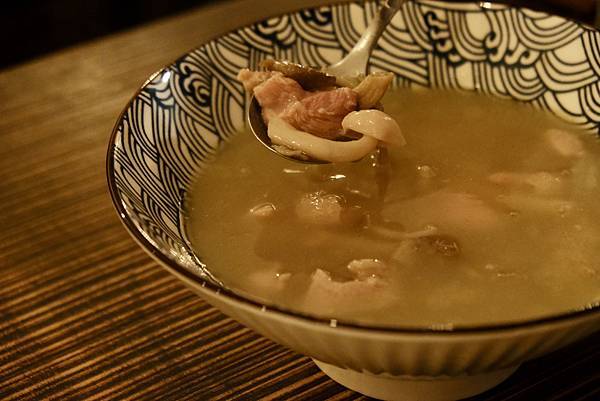 隱藏在東區的何方小院!體驗溫馨餐酒館的重乳酪蛋糕、松露蟹肉蛋
