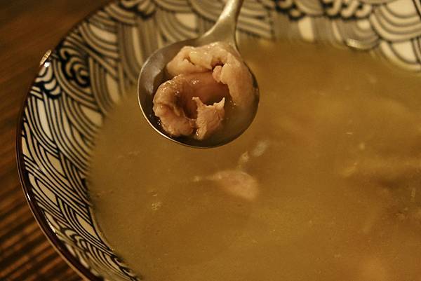 隱藏在東區的何方小院!體驗溫馨餐酒館的重乳酪蛋糕、松露蟹肉蛋