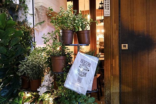 隱藏在東區的何方小院!體驗溫馨餐酒館的重乳酪蛋糕、松露蟹肉蛋