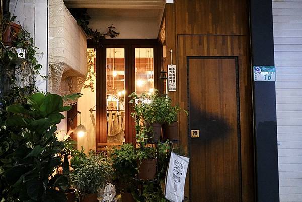 隱藏在東區的何方小院!體驗溫馨餐酒館的重乳酪蛋糕、松露蟹肉蛋