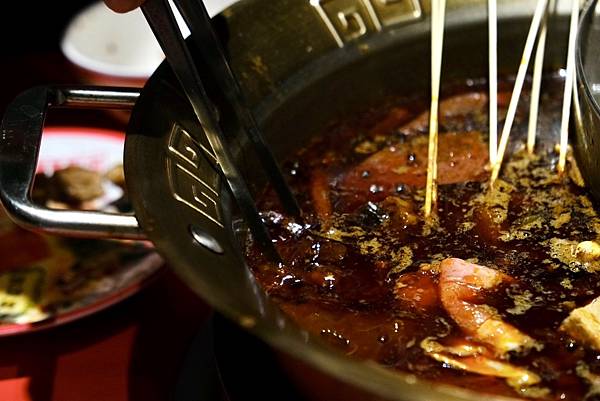台北必吃麻辣鴛鴦串串鍋!壹直串麻辣鴛鴦:新鮮食材、豐富選擇,