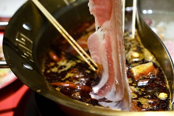 台北必吃麻辣鴛鴦串串鍋!壹直串麻辣鴛鴦:新鮮食材、豐富選擇,
