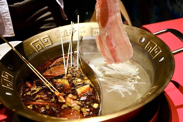 台北必吃麻辣鴛鴦串串鍋!壹直串麻辣鴛鴦:新鮮食材、豐富選擇,